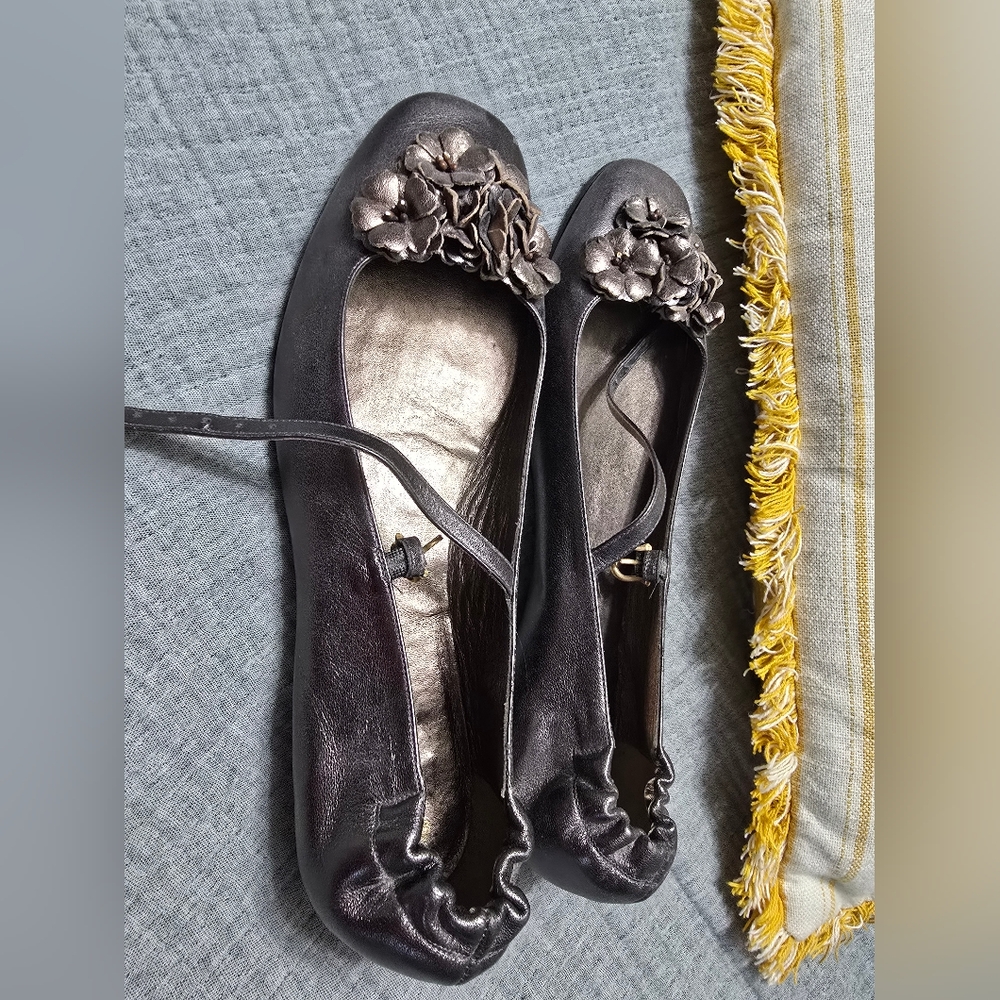 Juicy Couture Metallic Black Floral Flats